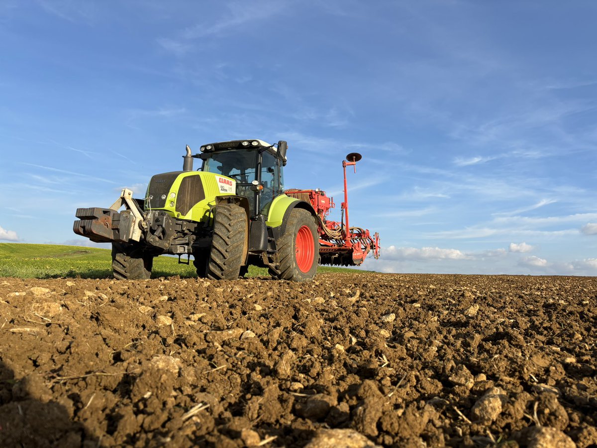 début des semis des céréales d’hiver orge aujourd’hui et blé à la fin de la semaine prochaine si tout va bien 
les graines d’un futur prometteur 🤞