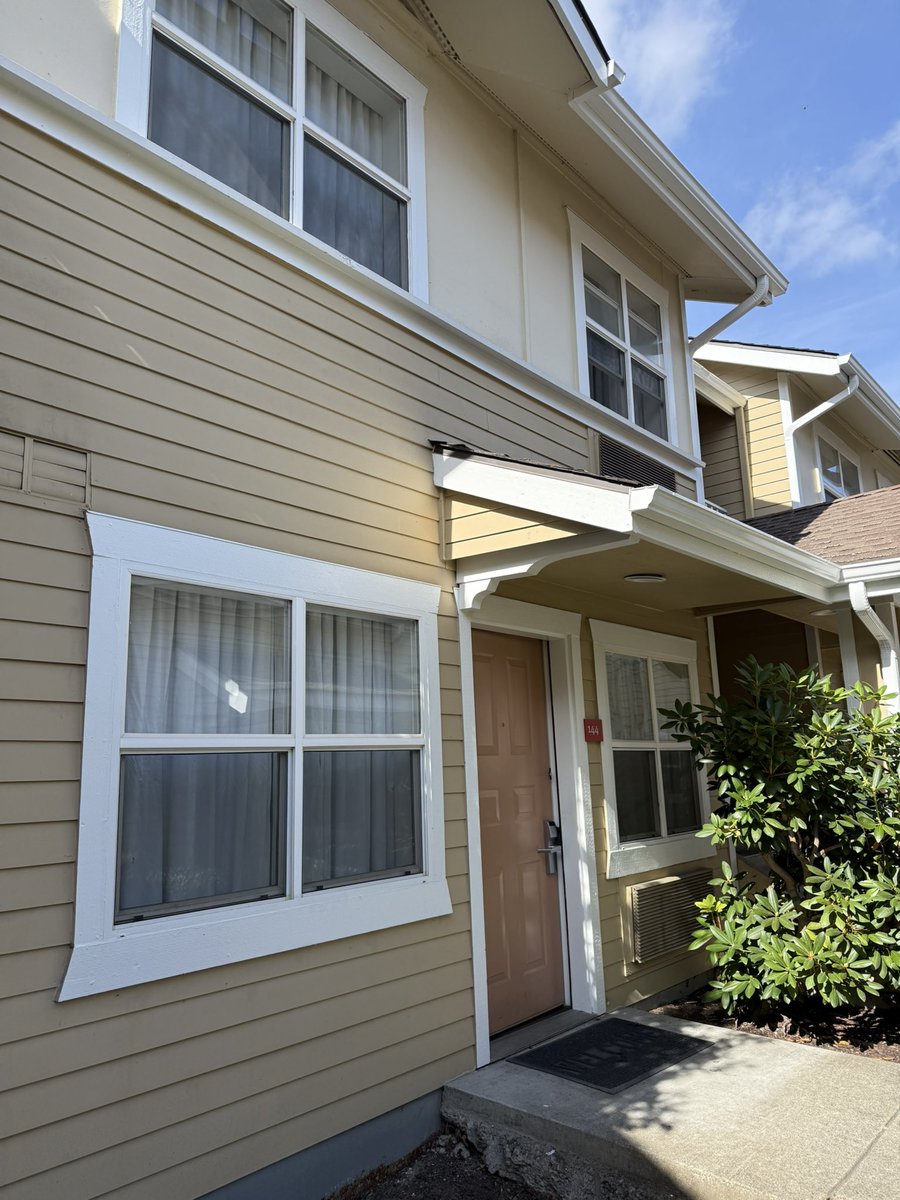 Mad_Hildebrandt's tweet image. Stayed in a cute little townhouse in Seattle last night—so charming it almost made me forget the stairs were plotting against my luggage.
#SeattleStay #TravelHumor #TownhouseTroubles #Seattle #travel