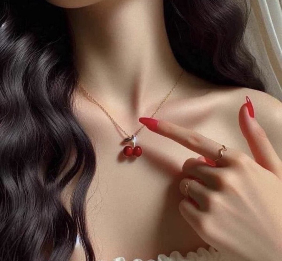 ♡♡

أنا غيرهن
كنُت ولا زلتُ مختلفة وجهي، ملامحي صوتي، رائحتي، وحتى حبي . 
لا أنا هُن ولا هَن أنا . ♥️😌
هناك الأفضل أعلم، وهناك الأجمل ولكنك
 لو بحثت عمراً فوق عمرك لن تجد فيهن "طيفي ".
شويه #نرجسية