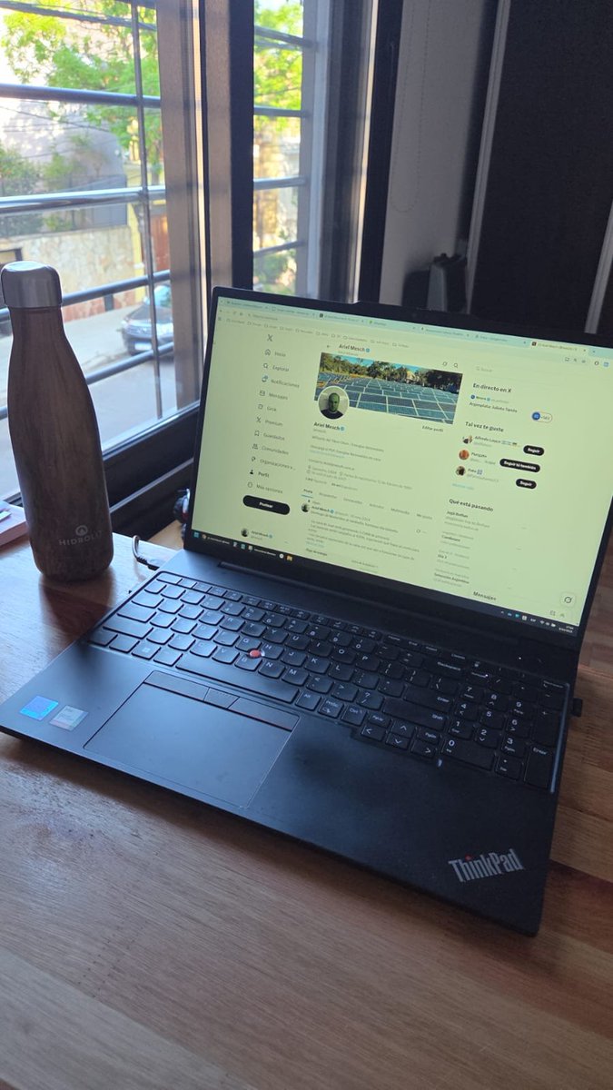 mesch's tweet photo. Gadgets y cosas que me compré para mi. Se sabe que la diferencia entre un niño y un adulto es el precio de los juguetes.
Siguiendo con los links de #amazonaffiliates les muestro la Notebook que me compré.
LENOVO THINKPAD
Esta es la segunda Thinkpad que tengo, la primera me duró 8 años. Cuando digo Duró significa que cuando la compré era un maquinón y hoy día si bien la batería ya dura muy poco el equipo sigue siendo 100% funcional y la usan mis hijos para la tarea de la escuela.
Ahora me compré la Thinkpad E16 Business que espero me dure por los próximos 8-10 años.
Por qué una Thinkpad?
- son robustas. ROBUSTAS! un amigo me dijo que incluso tienen grado militar.
- menos es más: no tienen pantalla táctil, ni flip 360° ni cosas superfluas. es para LABURAR.
Esta tiene:
Win11 profesional
Intel Core7 última generación
Disco SSD de 1TB
40GB RAM
Pantalla 16"
Es portátil pero es más pesada que la última que tuve (La X260) pero me gusta porque tiene numpad para los que le metemos numeritos todo el tiempo.
una contra? teclado en inglés sin Ñ, te acostumbrás enseguida o si hacés como yo que cuando trabajo en casa le puse un teclado Bluetooth que me permite tener la Notebook más lejos y así cansar menos los ojos.
TECNOLOYIA!
https://t.co/rHWNMD7qgv