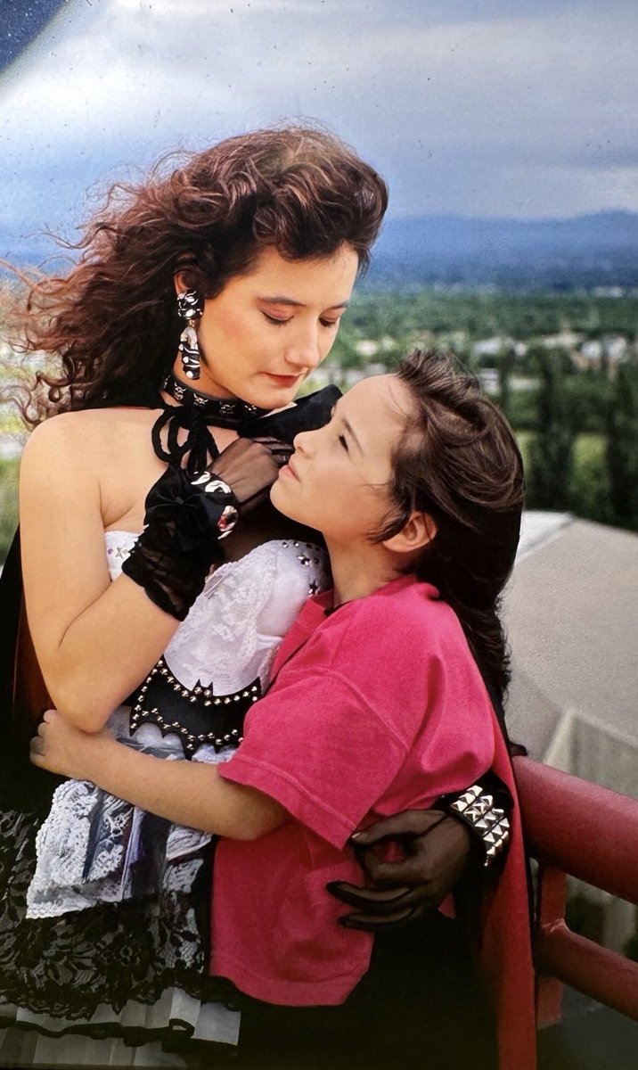 L'entretien mené par <a href="/jumpscarecast/">JUMPSCARE 🔪</a>  est absolument PASSIONNANT ! Merci et bravo à Dominique Othenin-Girard d'avoir répondu à l'invitation et parfaitement joué le jeu.
Clin d'œil malicieux, Danielle Harris vient de poster sur Insta cette photo bts de Halloween 5 avec Wendy Kaplan