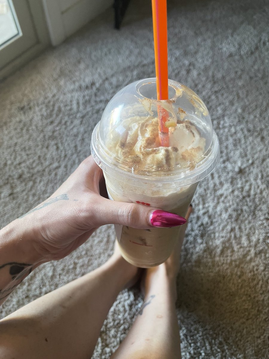 estelledevill's tweet photo. https://t.co/WpuScVQHQl
Feet 🦶 pics 
Pumpkin 🎃 spice &amp; Pedicures 🖤 https://t.co/CyayyNoOGF