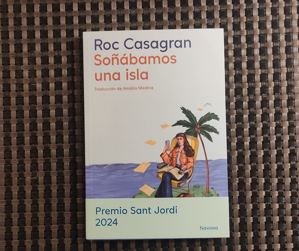 Soñábamos una isla. 
Buuum!
Traducció (meravellosa) d'Amàlia Medina.
Si coneixeu gent (d'arreu del món) que no sap català i sí que llegeix castellà, em fareu feliç si els feu arribar aquesta novel·la.
