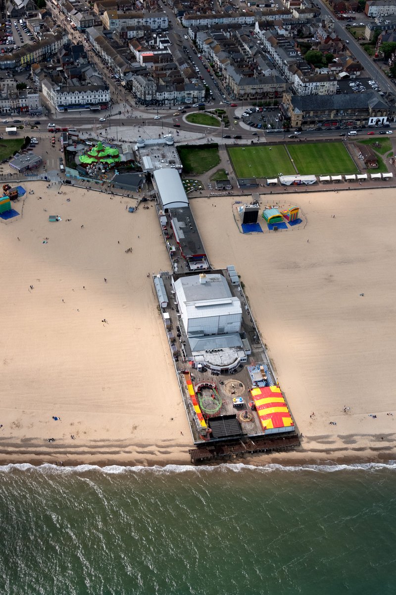 johnfielding001's tweet image. Britannia Pier, Great Yarmouth 🎡 aerial view.
When it opened in 1858, it stretched out over the sea. Rebuilt after fires in 1909 &amp;amp; 1954. Today it hosts a theatre, rides &amp;amp; amusements. 810 feet - one of Norfolk’s icons. #aerial #image #Pier #GreatYarmouth #coast