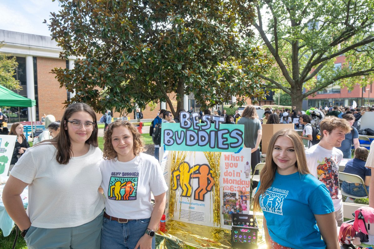 MasonPatriots's tweet image. 🚨Did you know that there are over 500+ registered student organizations at Mason? That means that there is an organization out there for everyone! Explore Mason360 to find the right fit for you! 

#MasonNation #StudentInvolvement #GetInvolved