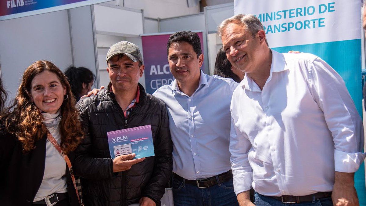 CascallaresPJ's tweet photo. Hoy recibimos en nuestra Feria Internacional del Libro de Alte Brown al ministro @MartinMarinucci y junto a los equipos de @MunicipioBrown y @TransportePBA entregamos #PasesLibresMultimodales a vecinos de nuestro distrito. 

@Kicillofok @JuanoFabiani @barbi_minan @SibilaBotti @BurPaolafra 

#BrownConVos