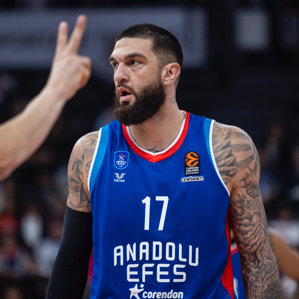 EurohoopsTR's tweet photo. 👀 Vincent Poirier, Anadolu Efes'in Hapoel Tel Aviv'e mağlup olduğu maçın ardından:

"İki koçumuz diskalifiye edildi, çılgınca. Üstelik bunun sözde iç saha maçımız olması gerekiyordu. Komik." https://t.co/6iBa5r26i5