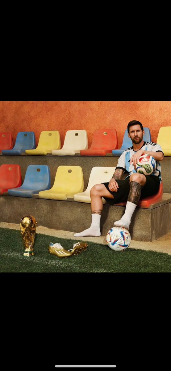 NajahAlHassan's tweet image. #ميسي مع كرة كاس العالم ⚽️🌍
#كاس_العالم