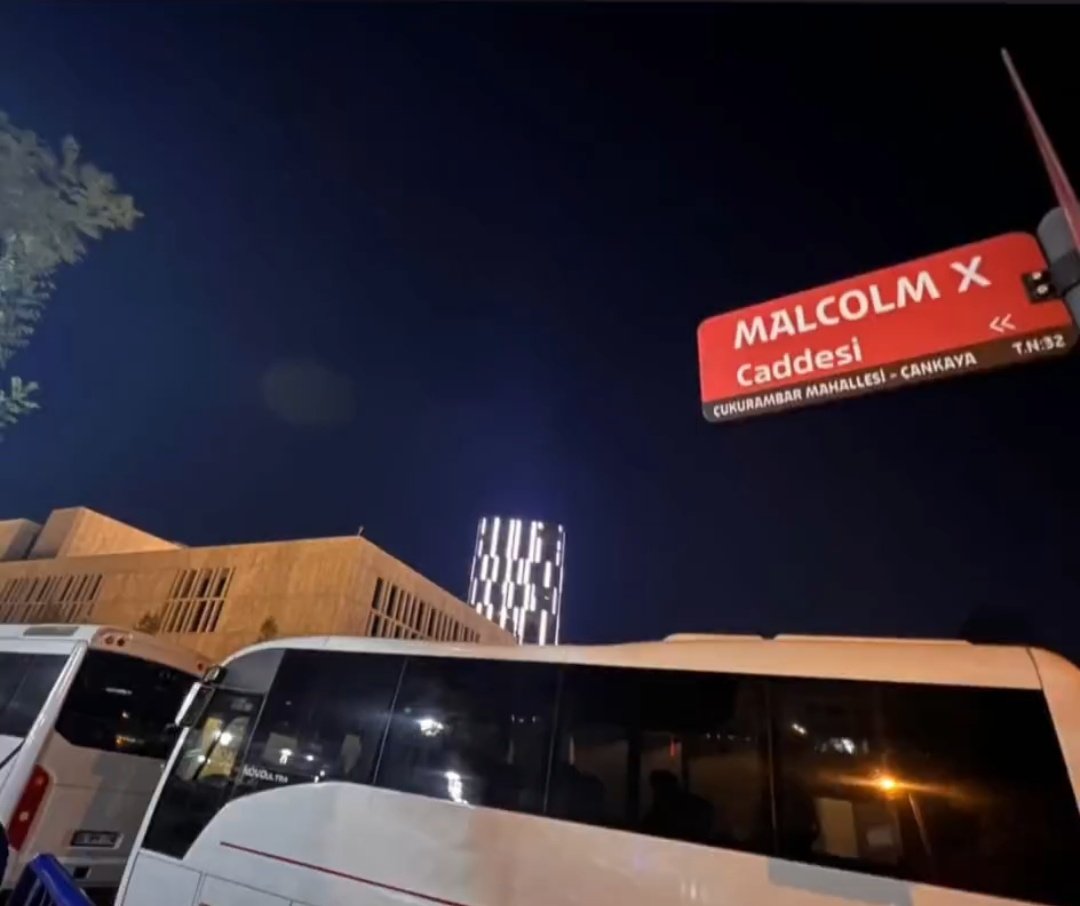 araçların arkasındaki bina ABD büyük elçiliği/Ankara 
vee sokağın ismine bakın çabuk..!!!