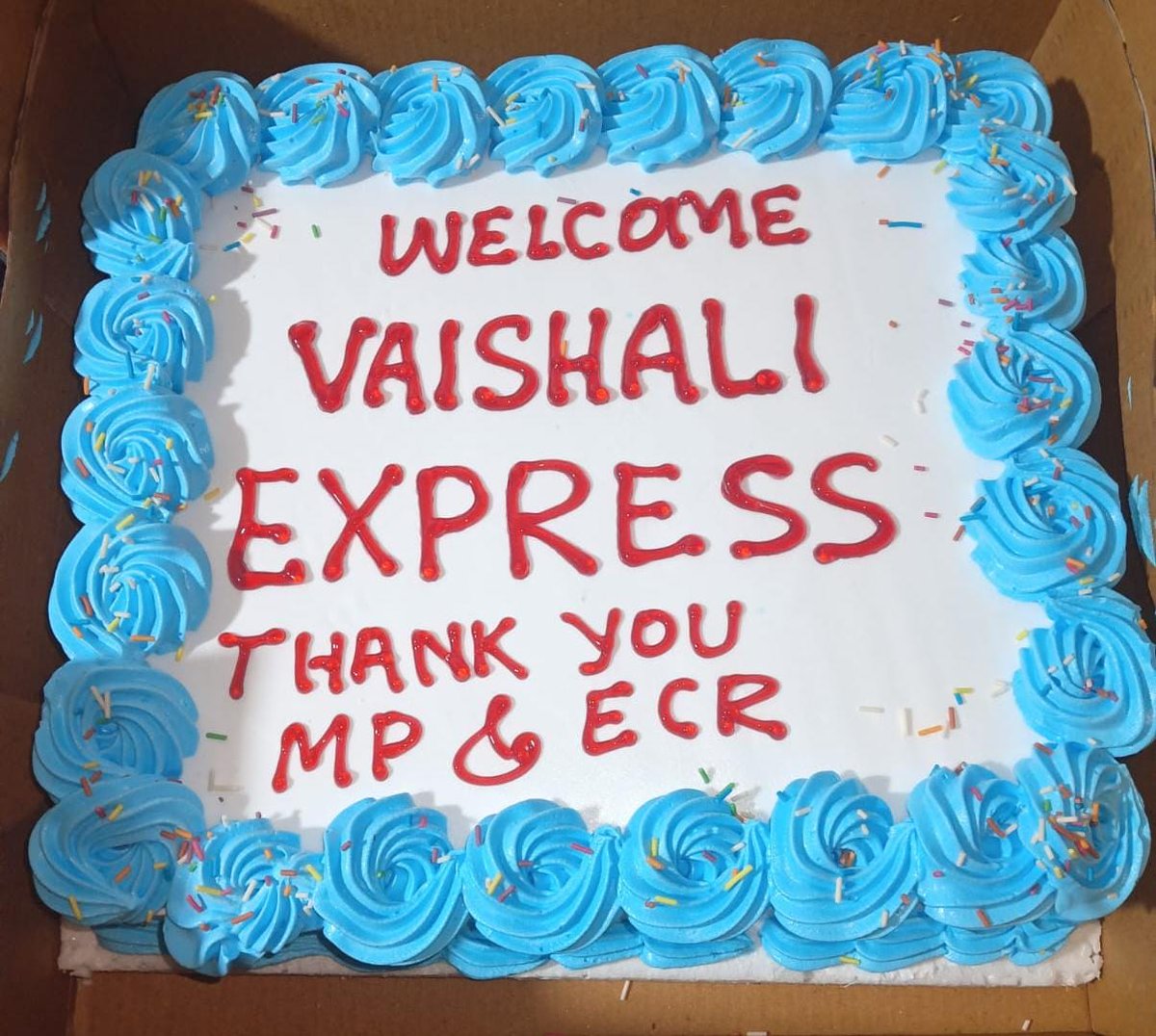 umesh78kumar's tweet image. बहुत लंबे संघर्ष के बाद आखिरकार वैशाली सुपरफास्ट हमें मिल ही गई!
आज राघोपुर स्टेशन पर इसका शानदार  स्वागत समारोह हुआ
यह पल सुपौल और पूरे क्षेत्र के लिए गर्व का विषय है!
Thank You M P 
 Thank You ECR!। @RailMinIndia @AshwiniVaishnaw @ECRlyHJP @GM_ECRly @spjdivn @PMOIndiat