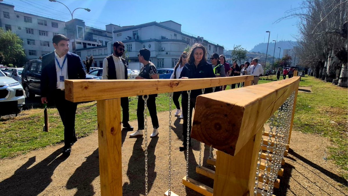 conaf_rm's tweet photo. Entre las especies donadas y plantadas 🌳destacan el quillay y el maitén, que aportarán sombra, aire más limpio y biodiversidad.
Además, se instalan pérgola, juegos infantiles, macizos florales con riego y escaños con el apoyo de DHL. https://t.co/p1gC0SAqzD
