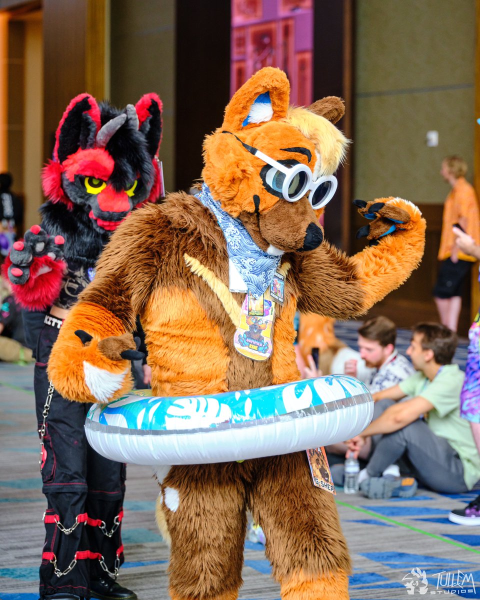 Flexing them muscles for #FursuitFriday ! 💪😎

📸: <a href="/tullembrat/">Tullem🔜 FP</a>