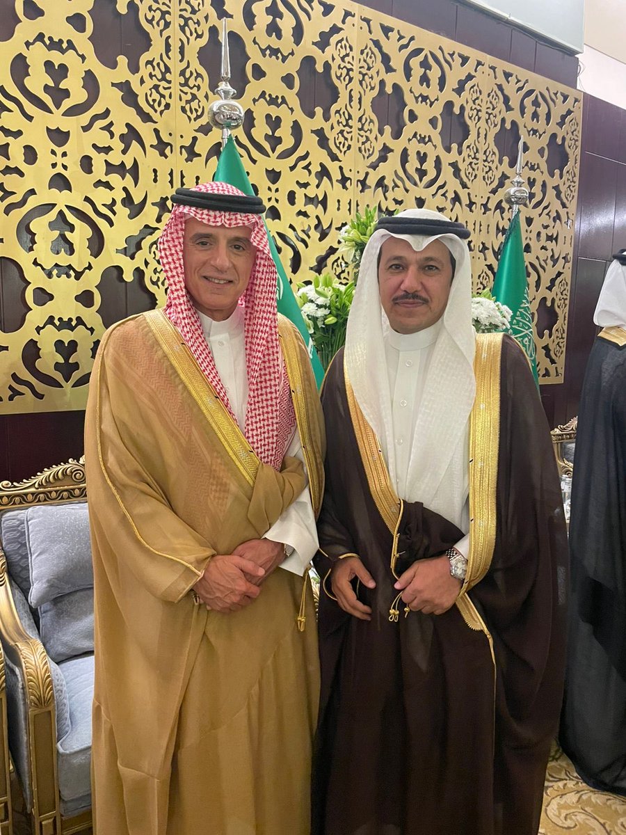 “سعدت وتشرفت بلقاء معالي الوزير عادل الجبير، وزير الدولة للشؤون الخارجية، في مناسبة زواج ابنة عمي. من أجمل لحظات الفرح كانت هذه الصورة التي جمعتني بأحد رموز الدبلوماسية السعودية. لحظة أعتز بها كثيراً.