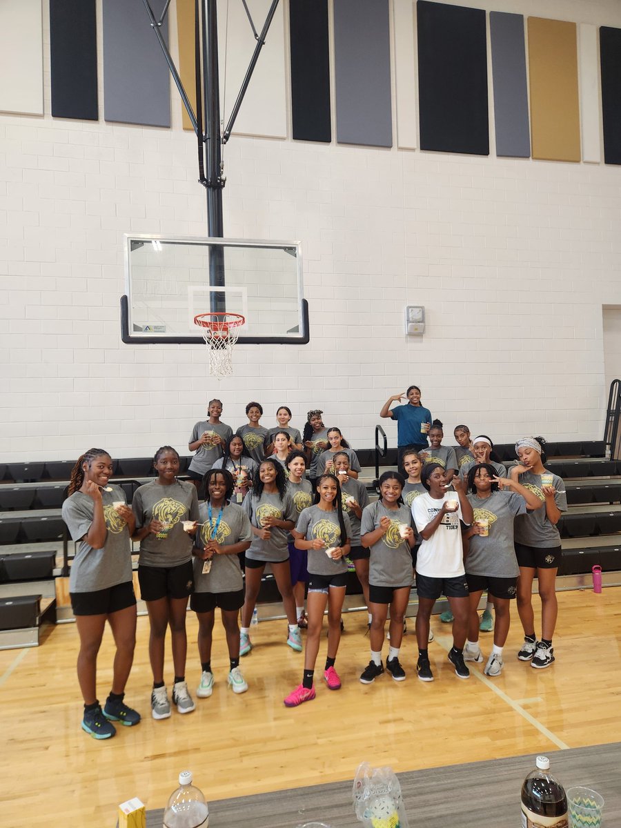 LadyTigerBBall1's tweet image. What better way to "float" into the weekend than with root beer floats😋. Thank you Booster Club!  #SicEmTigers🐅 #FloatinOnaFriday #almosttime