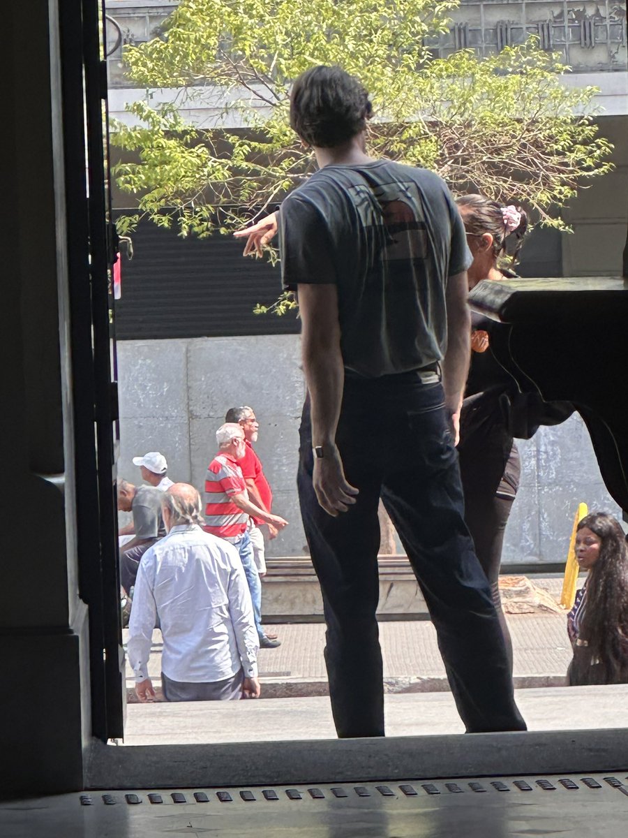 erickvferrari's tweet photo. Apaixonado estou por esse modelo que passou no Theatro Municipal de SP hoje pqp 😮‍💨 Não consegui perguntar o nome dele! #sp https://t.co/iK4x5mm0pj