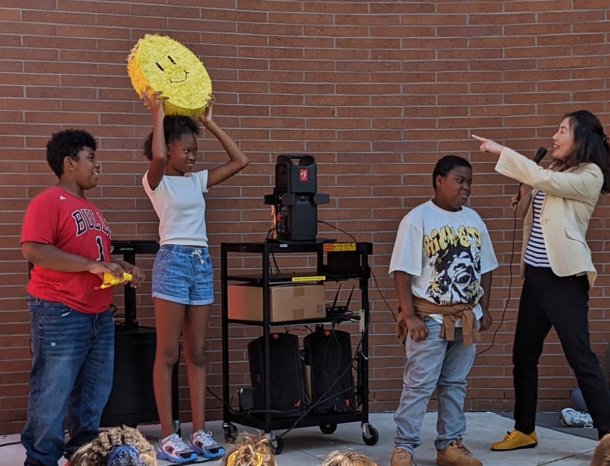 Mandy Sha (@mmandysha) on Twitter photo Using a portable A/V kit with wired 🎤 is not easy when you're a "dynamic speaker"... 
At least my young audience didn't seem to mind 🙂
#PublicSpeaking4Teens .com Using a portable A/V kit with wired 🎤 is not easy when you're a "dynamic speaker"... 
At least my young audience didn't seem to mind 🙂
#PublicSpeaking4Teens .com