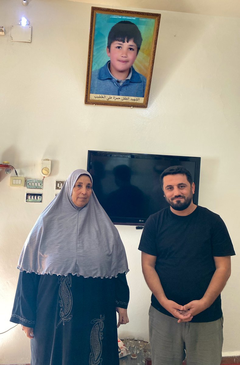 mehmetguncum's tweet photo. Suriye devriminin sembol isimlerinden olan, duvarlara “Doktor, sıra sana da gelecek” yazdığı için arkadaşlarıyla birlikte tutuklanıp işkenceyle şehit edilen Hamza el-Hatib’in ailesini ziyaret ettik. https://t.co/miCQWwgzYz