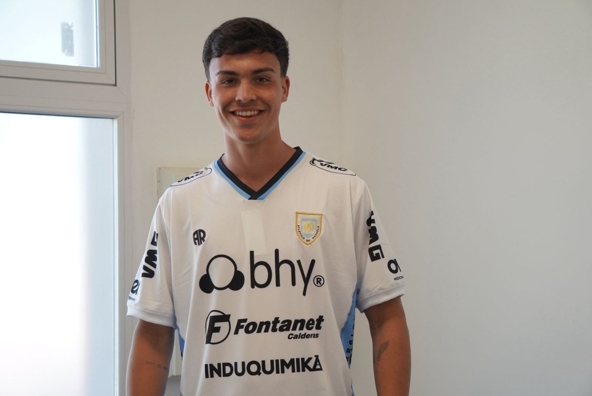 OficialAMSyD's tweet photo. 📝 Valentín Mondino firmó su primer contrato profesional con nuestra institución.

⚽ El defensor central, categoría 2005, permanecerá vinculado hasta diciembre del 2027.

¡Felicitaciones Vale! 🩵🤍🩵 https://t.co/QZ2cQ65O1r
