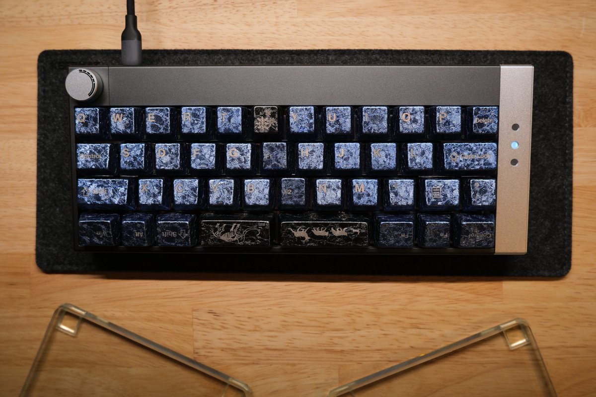 Hottyhottea's tweet photo. #本日のセットアップ
#Atomoph #fujifilm #PR
Keyboard:Deadline Studio TPS40
Switch:BSUN BUZZ
Keycaps:#Awekeys Wild Ice
氷河期キーキャップシリーズでスタート。
金属キーキャップに関して所有するのは実は初めてです。
Ceramicキーキャップと比較されることが多いけど、やはり金属の「コトコト感」は陶器のソレとはかなり異なります。
打鍵音の硬さがかなりソリッドです。
ちなみにこのワイルドアイスシリーズのキーキャップは表面加工がざらついているので、テロテロしているキーキャップよりもグリップしてかなり打ちやすいです。
ちょっとお高いですが、持っていて損はないキーキャップです。
おすすめ。(レビューコンテンツはツリーに)