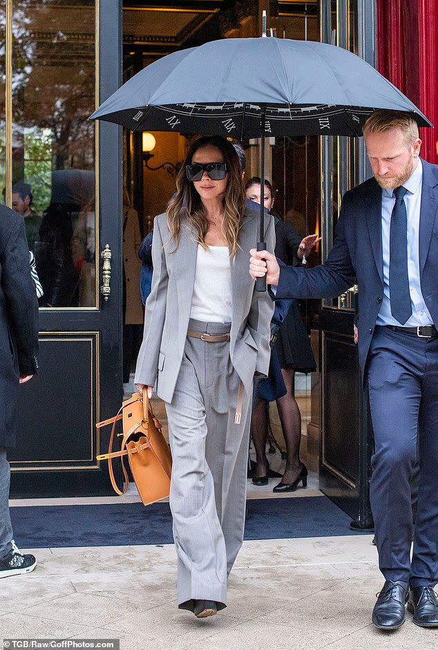 Lady Victoria Beckham makes a chic grey suit as she steps out for her show during Paris Fashion Week 🩶🙂