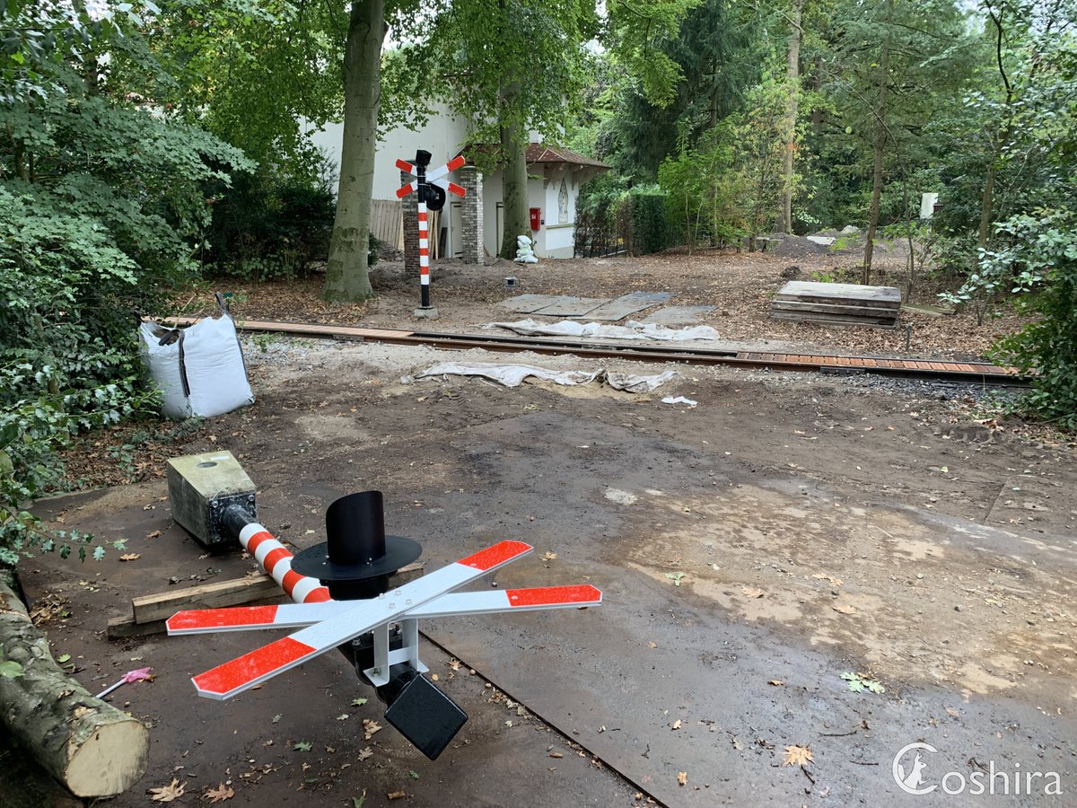 Coshira_'s tweet photo. Werkzaamheden aan de spoorwegovergang naast Droomvlucht en Fakir.
Plaatsen van overwegsignalering. π
#Efteling #Overweg #Droomvlucht #Fakir https://t.co/5GDBHKEBKS