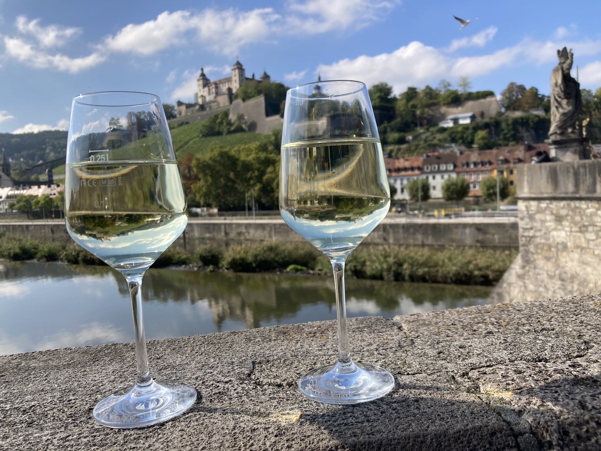 Nu i Wursburg 🇩🇪 en charmig stad med många möjligheter att njuta av det frankiska vinet.