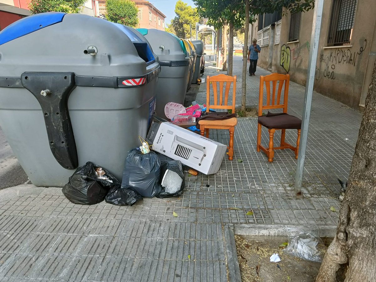 AlexRiguillo's tweet photo. C/Onze Setembre, #Mollet.

Viure amb 6 contenidors davant les finestres (cuina i habitacions) de casa.

Ens esteu fent viure en una deixalleria.

Dia #554.

@PSCMollet @molletopina @JuntsMollet @aramolleterc @EUiAMollet @residuscat @DiariSomMollet @el9nou_vor @sindicdegreuges https://t.co/6UQPw7ZCcd