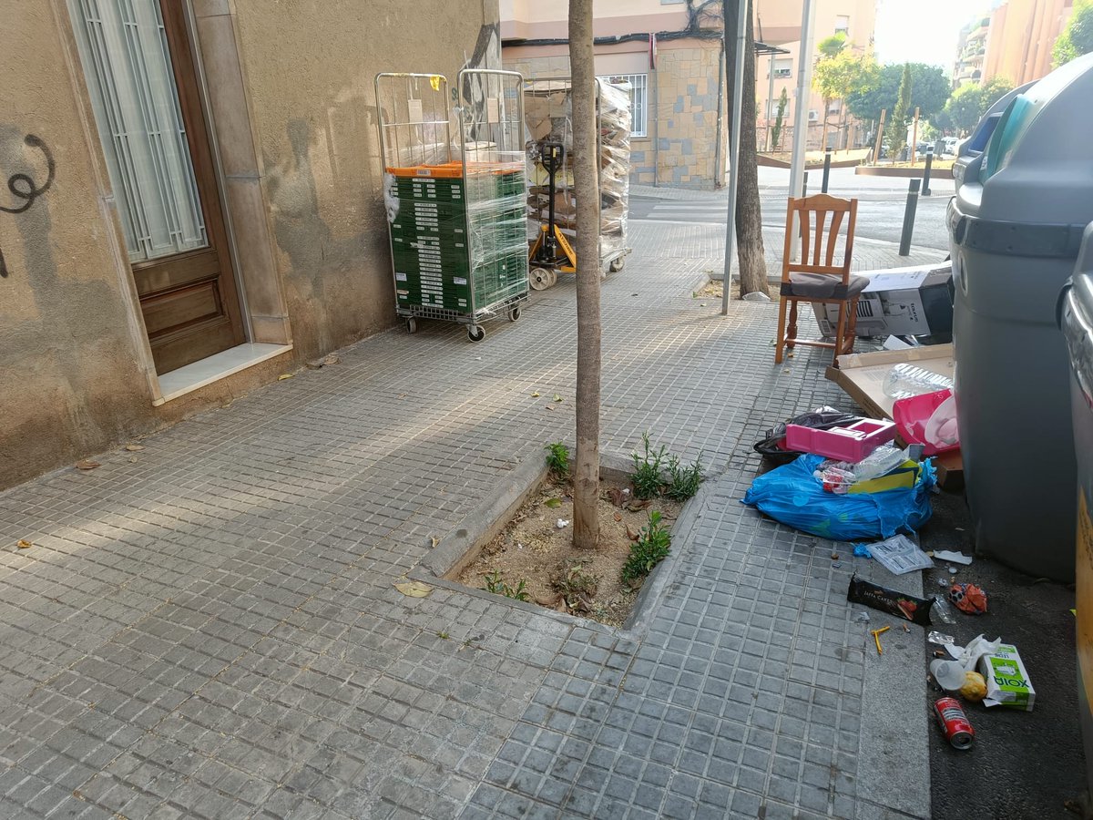 AlexRiguillo's tweet photo. C/Onze Setembre, #Mollet.

Viure amb 6 contenidors davant les finestres (cuina i habitacions) de casa.

Ens esteu fent viure en una deixalleria.

Dia #554.

@PSCMollet @molletopina @JuntsMollet @aramolleterc @EUiAMollet @residuscat @DiariSomMollet @el9nou_vor @sindicdegreuges https://t.co/6UQPw7ZCcd