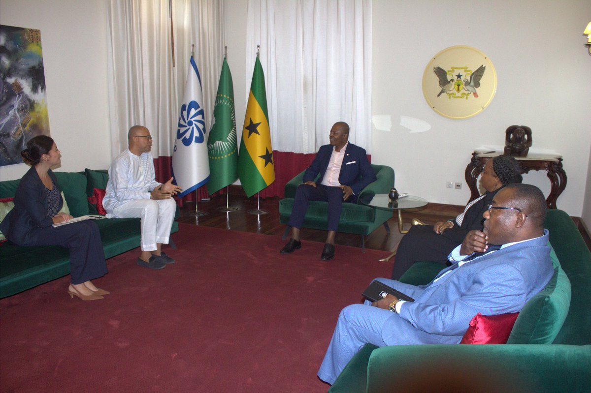 UndpStp's tweet image. Resident Representative of #UNDPSTP and his team paid a courtesy visit to the Prime Minister of São Tomé and Príncipe 🇸🇹
Key topics included #INFF, resource mobilization and new opportunities for cooperation. 
#BiosphereReserve #SustainableDevelopment #PartnershipsForSDGs