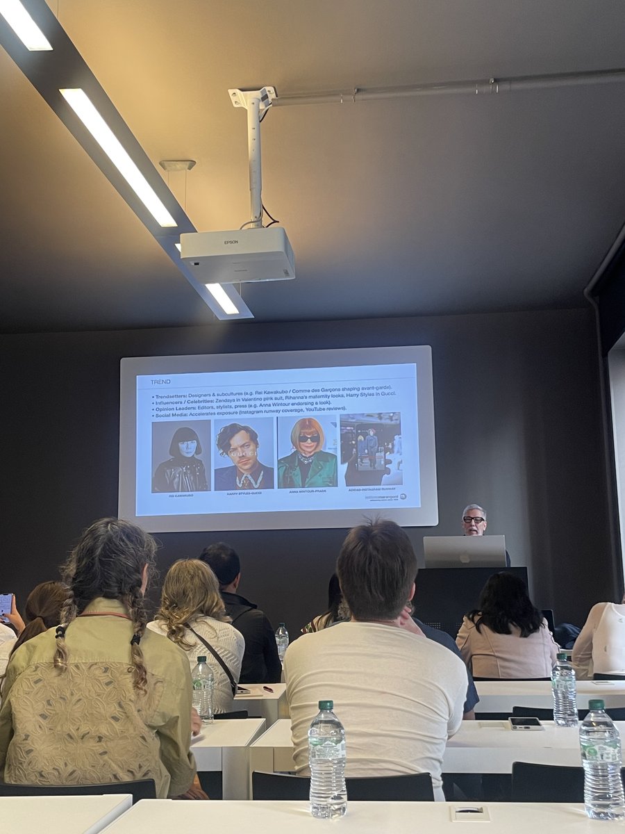 PeruMODA's tweet image. ✨ En el marco de #PeruModaDeco Milán 🇮🇹 nuestra delegación participó en
Clase demo en Accademia del Lusso 🎓, Seminario sobre tendencias en el Instituto Marangoni y la visita al Hub de Camera Italiana della Moda
💫 Aprendizajes que nos impulsan a llevar el Perú al mundo 🇵🇪