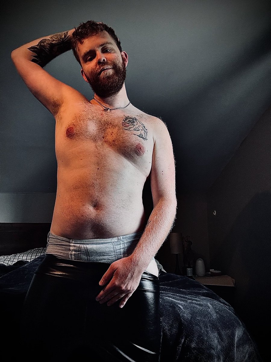 MaxenceLittle's tweet image. 1-2-3 let the evening begin 🐈‍⬛😈🖤
#abdl #abdlboy #diaperlover #diaperboy #leather #gay