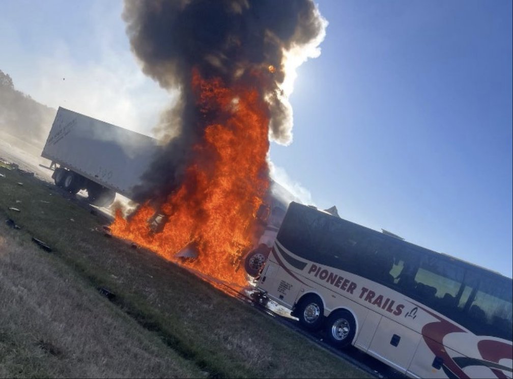 OverdriveUpdate's tweet image. NTSB says trucker in 2023 Ohio band bus crash failed to react to slowing traffic, causing the fatal pileup. ow.ly/B1hc50X6rIq