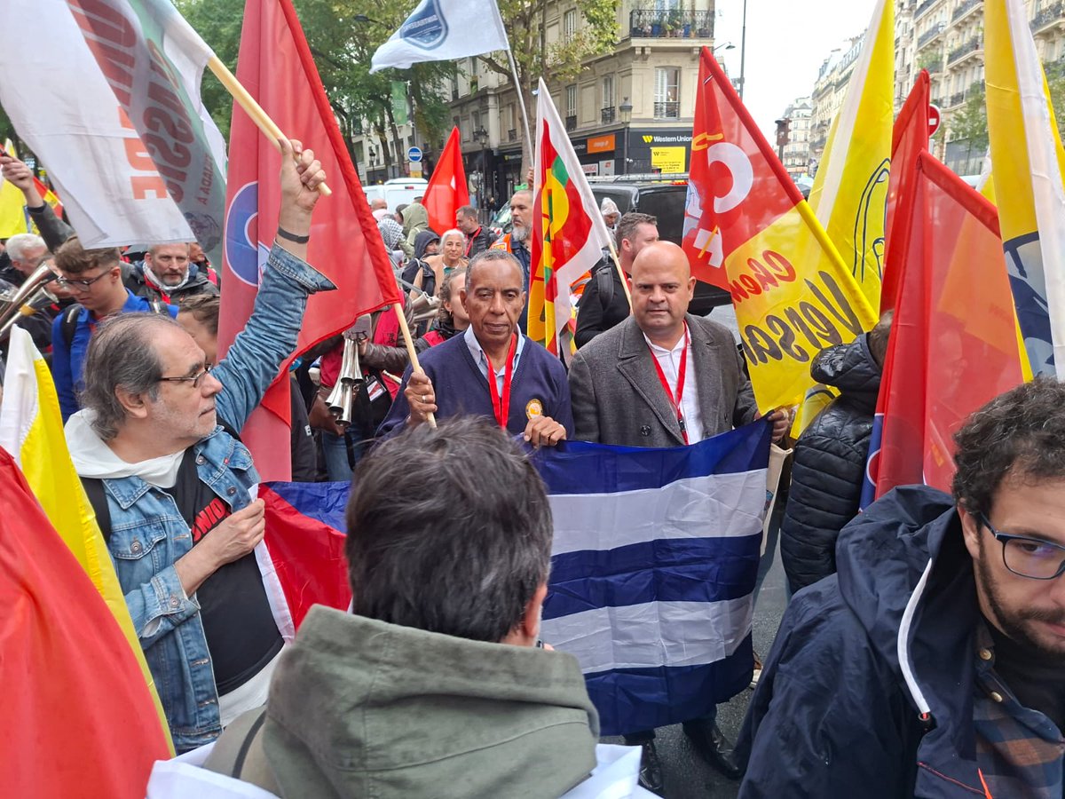 Colina_CTCuba's tweet image. 🇨🇺La pertinaz y típica llovizna de #Paris no impidió la realización de una marcha de apertura de las actividades oficiales por el 80 aniversario de la #FSM. Allí estuvimos, alzando nuestra bandera cubana para conmemorar tan importante fecha.