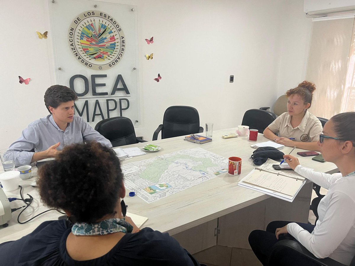 Cuando las voces de los territorios, instituciones, organismos y comunidad internacional se encuentran, la paz se fortalece🕊️.
Acompañamos a la Embajadora de Canadá <a href="/efwilliams1/">Elizabeth Williams</a> en #Quibdó en una agenda con el Gobierno Nacional y la Mesa de Diálogo Social Comunitaria, donde se