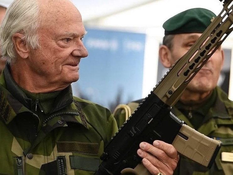 Sakpol_SE's tweet image. Får man kalla H.M. Konungen badass? 

För det är han! 

Kung! 👑