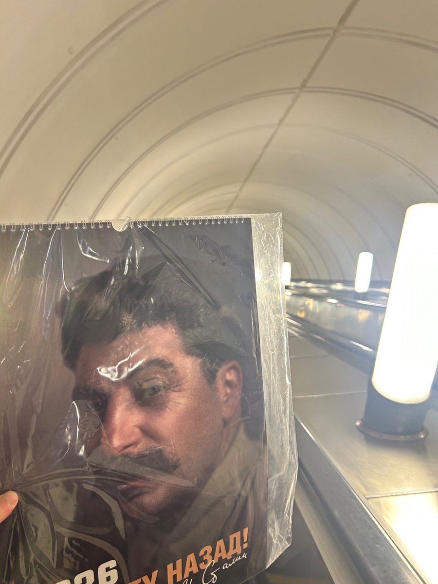 Un amigo me ha pedido un calendario de Stalin de regalo por su cumpleaños. Hoy he tenido que pasearlo por todo Moscú mientras la gente me mira raro