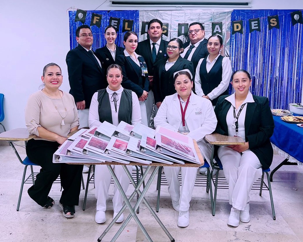 📌 En la Clínica de Medicina Familiar 🏥 (CMF) Ojocaliente, concluyó con éxito el postécnico sobre Gerencia y Docencia de Enfermería, logrando actualizar nueve manuales de servicios de enfermería 📕, un manual de jefatura 📗y uno más del área de enseñanza 📘.🧵1/4