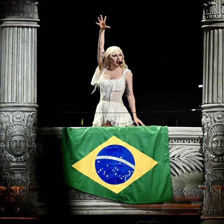 updategagabr's tweet image. &quot;Foi o show da minha vida... Você não consegue imaginar ver tanta gente reunida em um só lugar.&quot; 

Na sua entrevista para o radialista Chris Douridas, da KCRW, Lady Gaga falou um pouco sobre a emoção do show em Copacabana. 

Ainda nesse mesmo trecho, ela contou que a primeira…