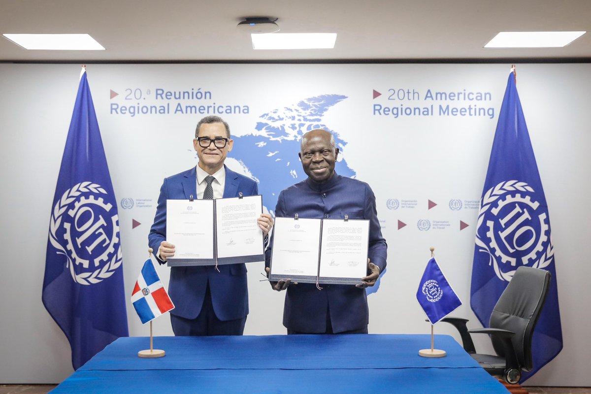 OIT_AmerCentral's tweet photo. En el marco de la Reunión Regional Americana de OIT 🇩🇴Rep. Dominicana hizo entrega del documento de ratificación del Convenio sobre trabajadores con responsabilidades familiares #C156 al Director General de OIT #RRA2025 
@MTrabajoRD @ONU_RD @Copardom_RD @AutonomaCasc  @CNUS_RD https://t.co/zC9EHuG9Ly