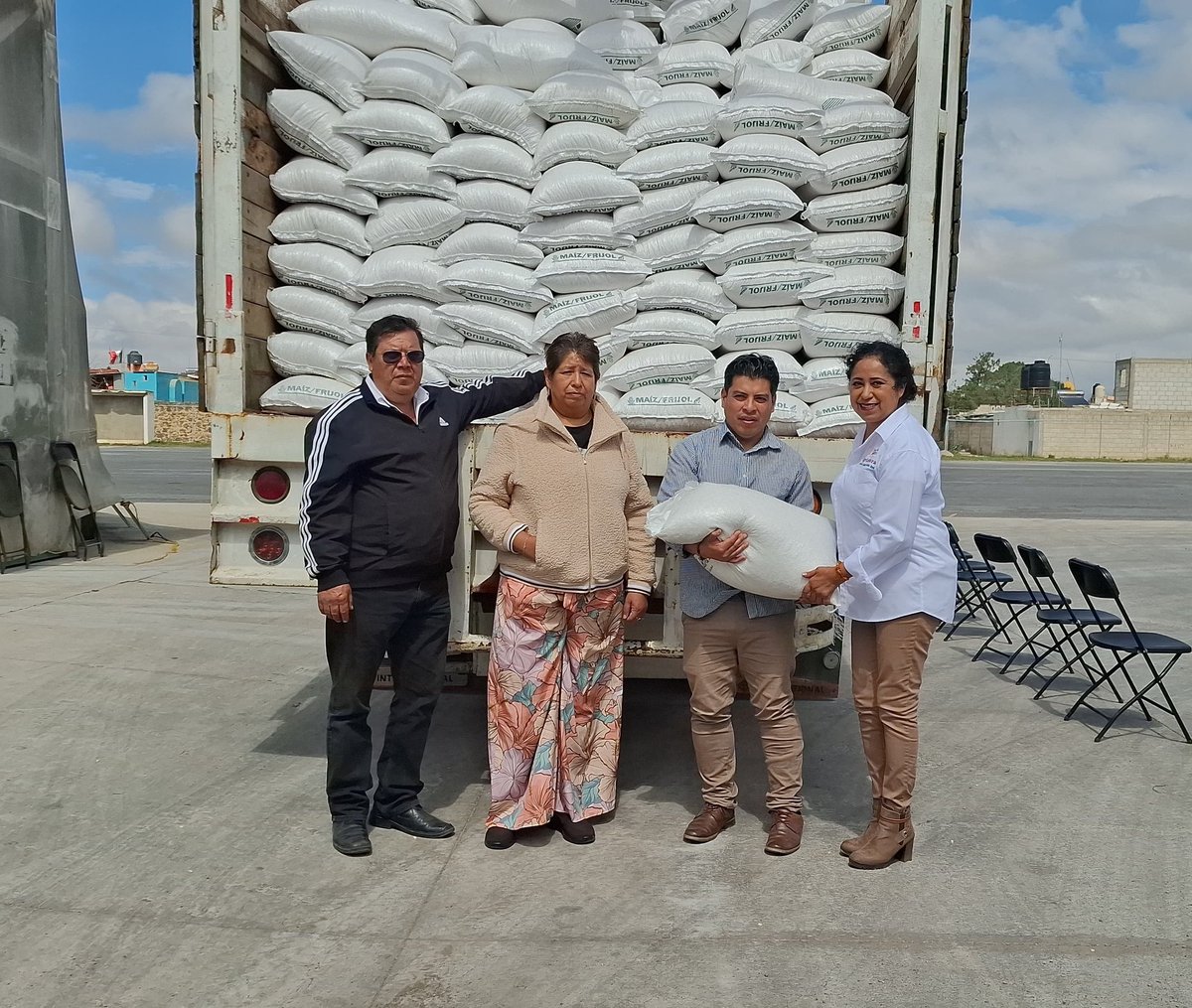 Agricultura_mex's tweet photo. Estamos en la almacén Granelero Totalco en Veracruz. De aquí sale maíz grano a tortillerías de Puebla el día de hoy. Estas tortillerías están adheridas al Acuerdo Nacional #MaízTortilla. 

En este evento el empresario de la tortilla, Alfonzo Orduña de Gante, recibe 50 toneladas de maíz. 

En este Acuerdo, @alimenbienestar compra maíz a precios justos a medianos y pequeños productores, y lo vende a precios justos a las tortillerías que se adhieren, así como muchos otros beneficios como financiamiento y acceso al programa Jóvenes Construyendo el Futuro. 

Toda la información  para la adhesión AQUÍ: https://t.co/G9kwhipOsY