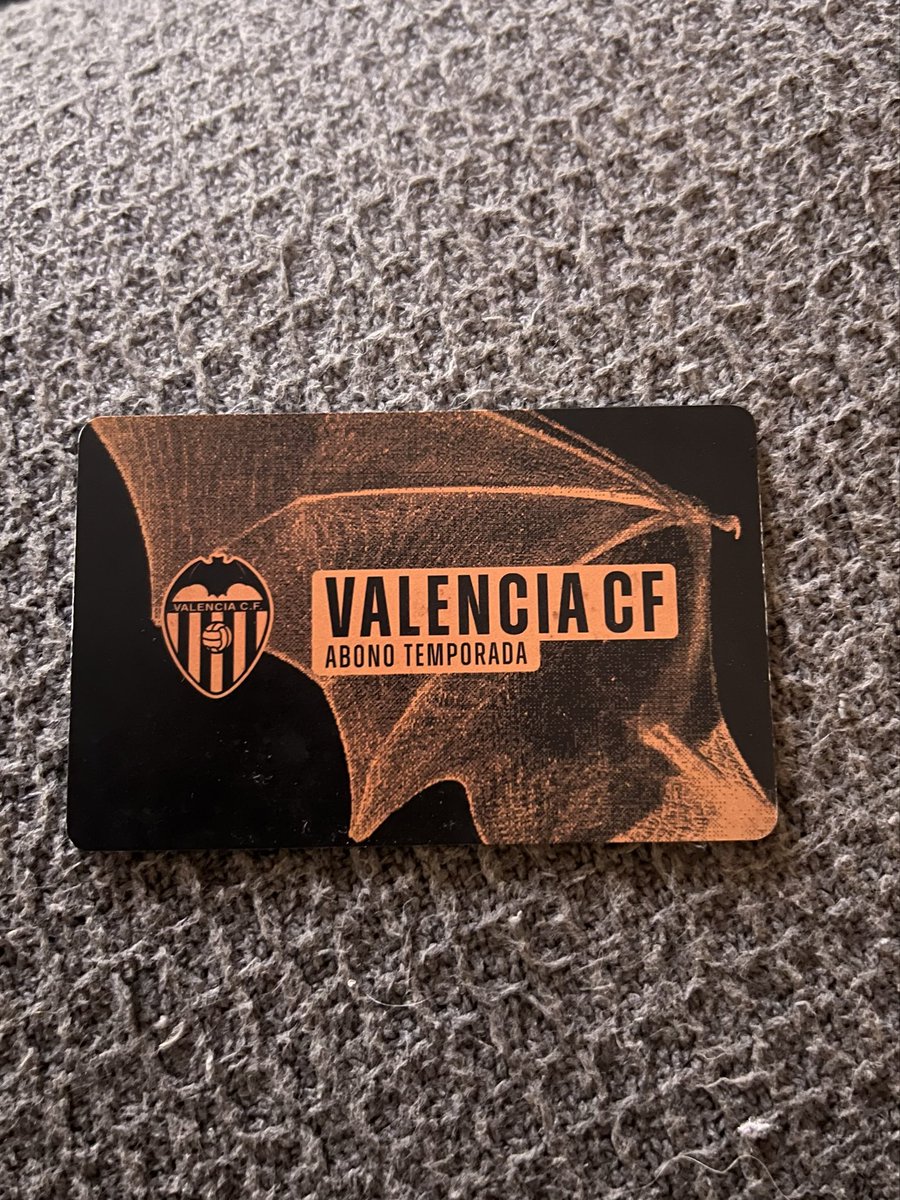 KeoVcf's tweet photo. Hoy me he encontrado por la calle este abono de Alejandro F. A. Con número de socio entre los 3000 primeros.

Supongo que el abonado querrá recuperarlo y me gustaría hacérselo llegar. Espero que twitter valencia haga su magia y vuelva a su propietario.

Gracias y amunt ! https://t.co/fBOlZ2nhPq
