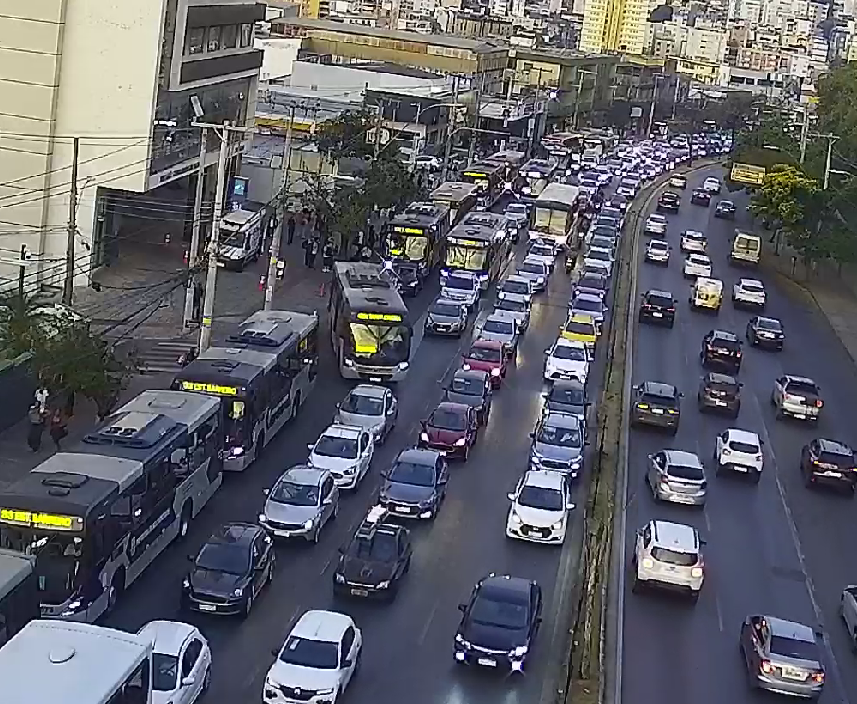 ⚠️17h52 Ônibus Metropolitano com problema mecânico na Av. Amazonas com Rua Conde Pereira Carneiro, faixa da esquerda, C/B. Equipe BHTRANS empenhada. Trânsito está lento no trecho.
