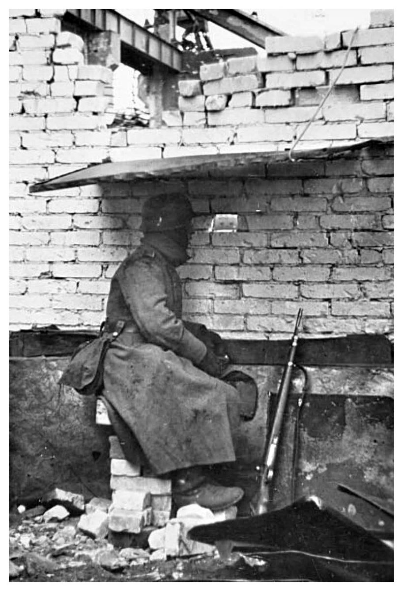 Un soldado de infantería del Heer. Observa las posiciones Soviéticas durante su guardia. 1 de noviembre de 1942. Ciudad de Stalingrado. Rusia. Frente del Este.
#follower #forme #foryou  #war #peace #paz #guerra #Facebook #instagram #tiktok #youtube
