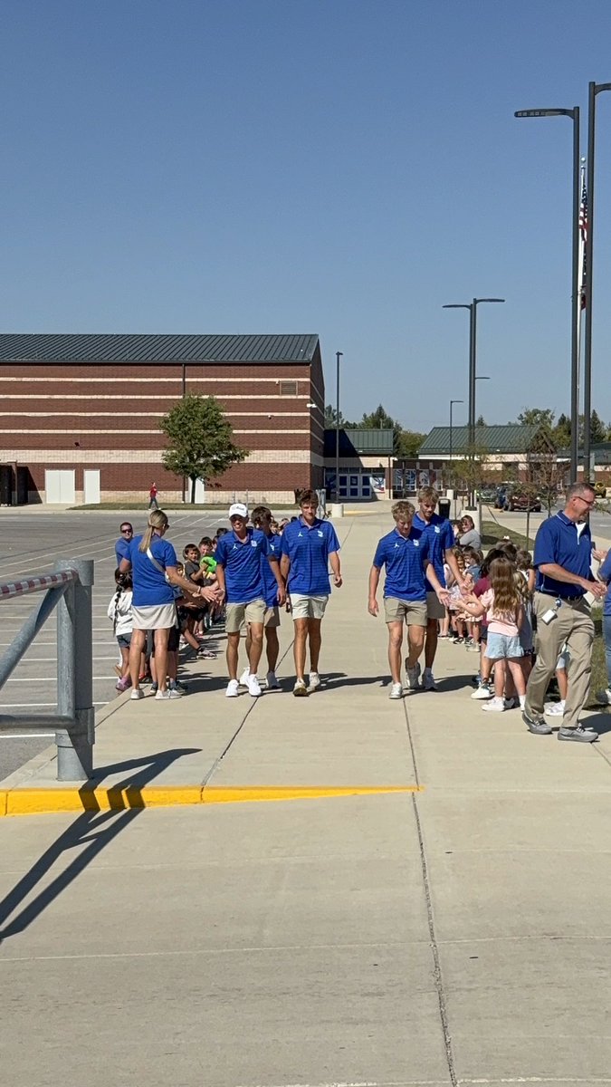 LBGolfers's tweet photo. Blessed with the best community!🦅 

Students and staff lined the halls today to cheer on our golfers as they head to STATE! 🦅⛳️ #WeAreLB #GoEagles 

@LibertyBentonHS @LBLocalSchools https://t.co/BhzJWIWfKr