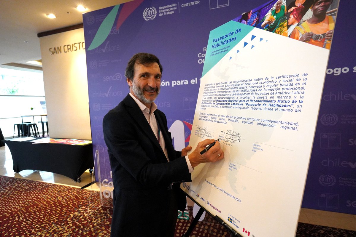 ONUUruguay's tweet photo. Pasaporte de habilidades: un mecanismo regional de 14 países de ALyC, impulsado por #Cinterfor, para reconocer mutuamente certificaciones laborales. Facilita empleo formal a migrantes, mejora productividad y promueve movilidad segura. https://t.co/hCDHmwxtvO