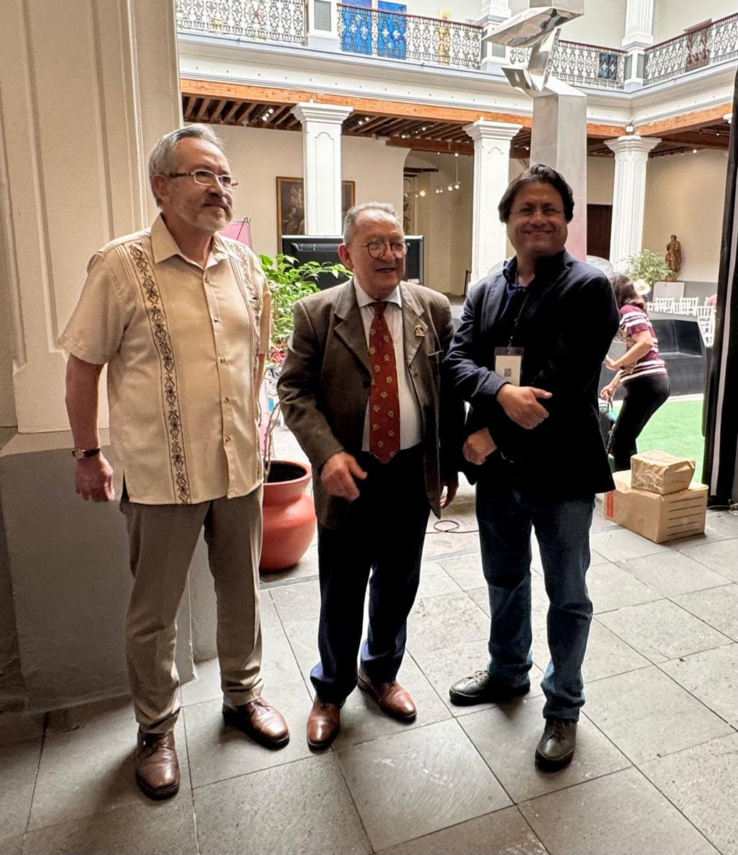 El arte nos llena el alma, hoy en el Museo de Bellas Artes, el Subsecretario Víctor Sánchez, con gran honor, presentó el libro “Códices” del Muralista Ariosto Otero, en compañía de la Mtra. Ana Lourdes Ross, el cual brinda la oportunidad de disfrutar la historia y la cultura.