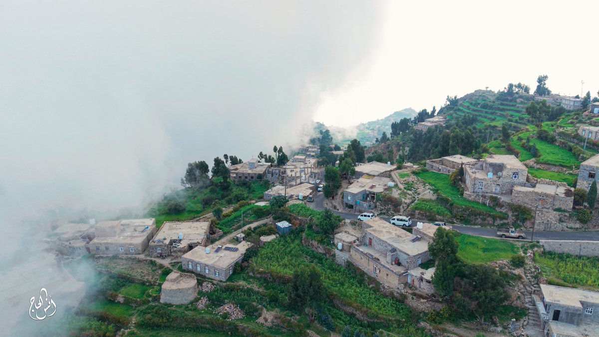 لقطات جوية من أعالي جبل صبر، قرية محزف #تعز 🇾🇪
صيف 2025