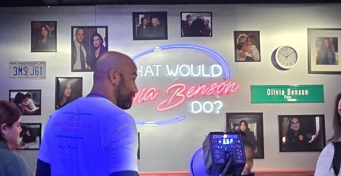 Edina87's tweet photo. Omg, the #Rolivia and #Benoah pics on the wall 😍😭❤️ #SVU #DunDunDiner https://t.co/Q3a19622ts