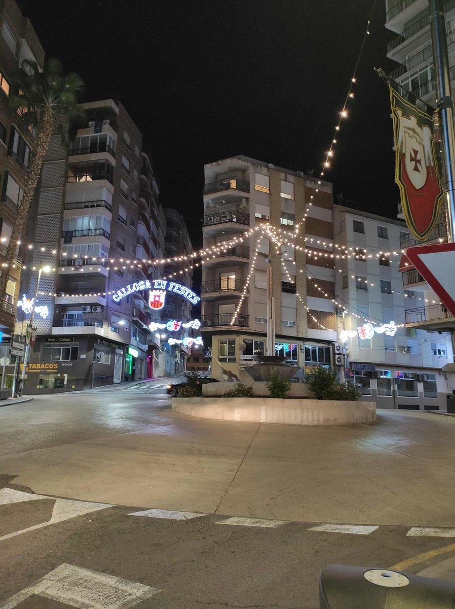 Koselige turer med Snoop i dag. Byen er pyntet med lys 🥰