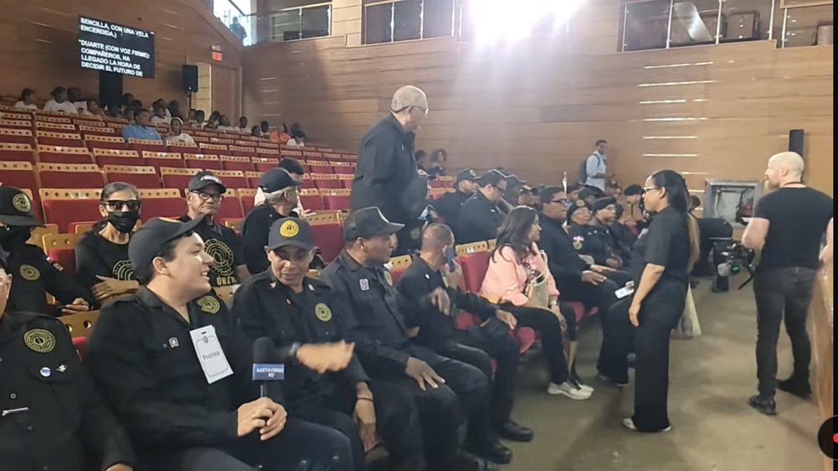 Antes nos querían sacar del auditorio de la Biblioteca Nacional.

Hoy nos distinguen como invitados especiales de <a href="/rtvd_4/">RTVD 4</a> para el estreno del documental "Los Trinitarios".
Gracias y bendiciones <a href="/ivanruiztv/">Ivan Ruiz</a>